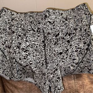 NWT Lululemon Track that short size 12, rhino color code